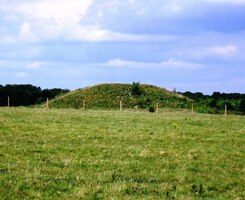 Najdete zde stovky takovýchto mohyl