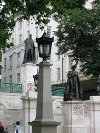 Toto je nový pomník krále Jiřího a královny matky