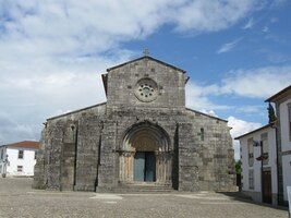 k tomuto fantastickému románskému kostelu