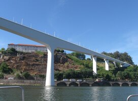 Je to křehká až skořepinová konstrukce