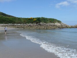 a jdeme se bosi projít pískem a vodou