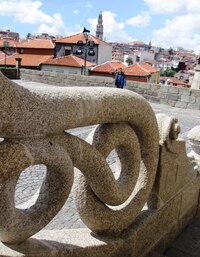 Schodiště katedrály hlídá had z ráje