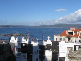 Městu Muxia vévodí skalnatý vrch