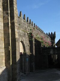 Na katedrálu navazuje opevnění města z 12. století