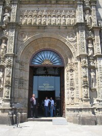 Ještě pohled na portál hotelu Hostal Reyes Catolicos