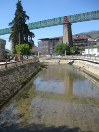 Vysoký železniční most nad říčkou Rio de Alvedosa