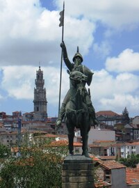 Tudy se jde ke katedrále (za jezdeckou sochou je vidět věž Torre de Clérigos)