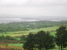 Velká přehrada Embalse de Fervenza je sotva vidět