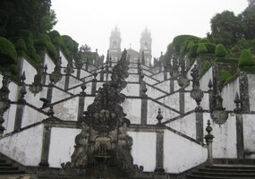 proplést se složitým labyrintem schodišť