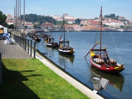 a na nábřeží kotví tyto loďky z dávných věků,