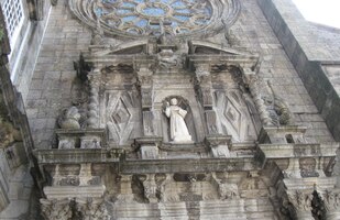 a také výzdoba portálu je úžasná