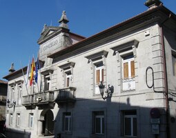 a naproti ní stojí radnice (Ayutamiento, Concello, jak je libo)