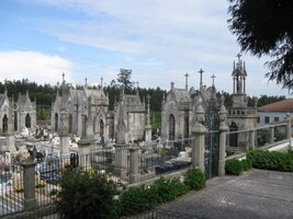 a hřbitov s velkolepými hroby a hrobkami