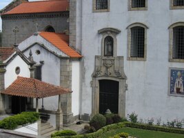 Stojí na pokraji lesa. má krásný portál