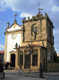 s manuelskou fasádou a portálem