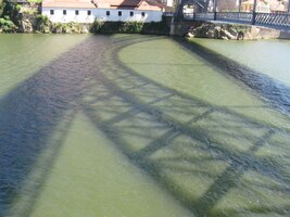 Právě je nad námi most Ponte Dom Luis I