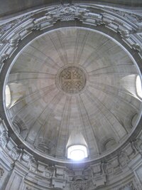 a na chvíli se schováváme pod jeho klenbou před deštěm