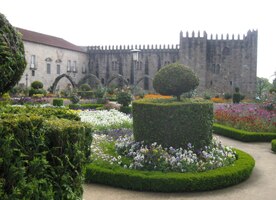 která se od něj táhne