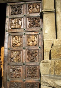 S katedrálou se ráno loučíme u dveří pod portálem