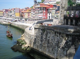 Nábřeží jsou plná kávárniček a krámků se suvenýry