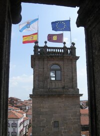 a z boku sem hledí věž církevní školy Colegio de Fonseca