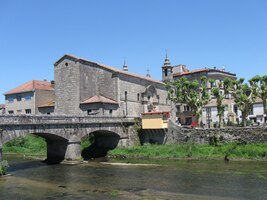 Na jeho jedné straně stojí kostel Santiago