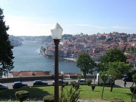 Pohled odtud k ústí řeky Douro je téměř letecký