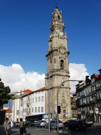 Na vršku nad ním stojí tato věž