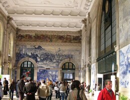 jehož hala je obrazárnou "azujelos",