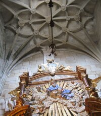 v nichž se setkávají artefakty různých věků