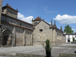 Zde je pohled z náměstí Rossio da Sé