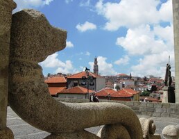 a přísně pozoruje město v pozadí