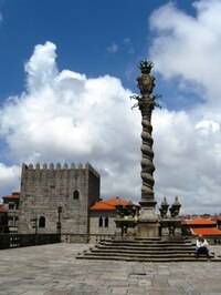 Stojíme na nádvoří před katedrálou