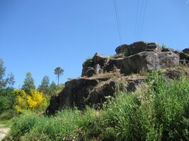 Cesty jsou kamenité a sluncem vyhřáté