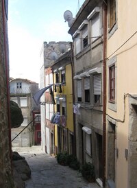 a jejími svažitými uličkami