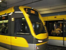 Je ráno a my jedeme metrem