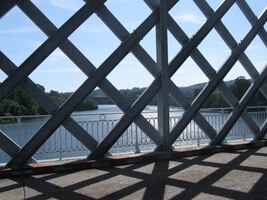 Hranice v přesném středu řečistě