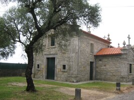 Ve vsi Lijo procházíme kolem kaple obklopené olivami