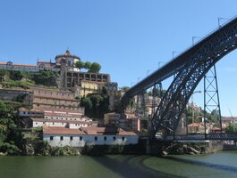 Je to okružní plavba pod šesti mosty řeky Douro