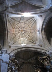 Což platí i o klenbě stropu