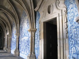 Křížovou chodbu zdobí typické portugalské "azujelos"