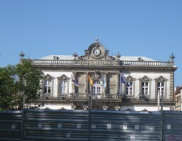 Radnice v čele rozkopaného náměstí Praza de Espaňol