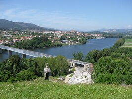 z níž je už vidět za řekou Španělsko,