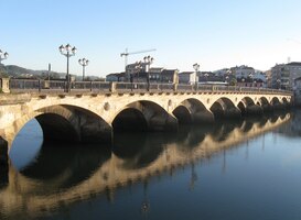 Z města vycházíme po mostu Ponte de Santiago přes řeku Lérez
