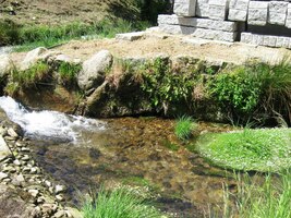 Před vsí Olveiroa je třeba přeskočit potůček