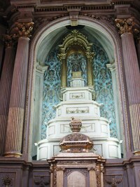 Zde je něco jako symbol schodů z římského Lateránu