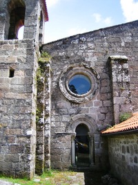 Narazili jsme na románský kostel San Xulian de Moraime,