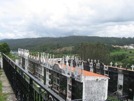 Z místního hřbitova jsou vidět hory