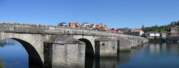 Neklene se nad řekou, ale nad mořským zálivem