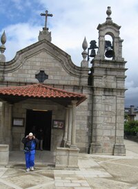 kolem kostelíka ve vsi Vila Boa,